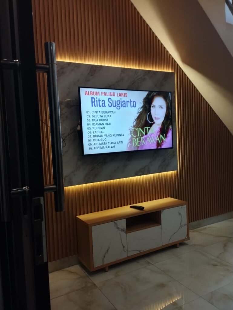Pemasangan PVC Marmer Pada Backdrop TV
