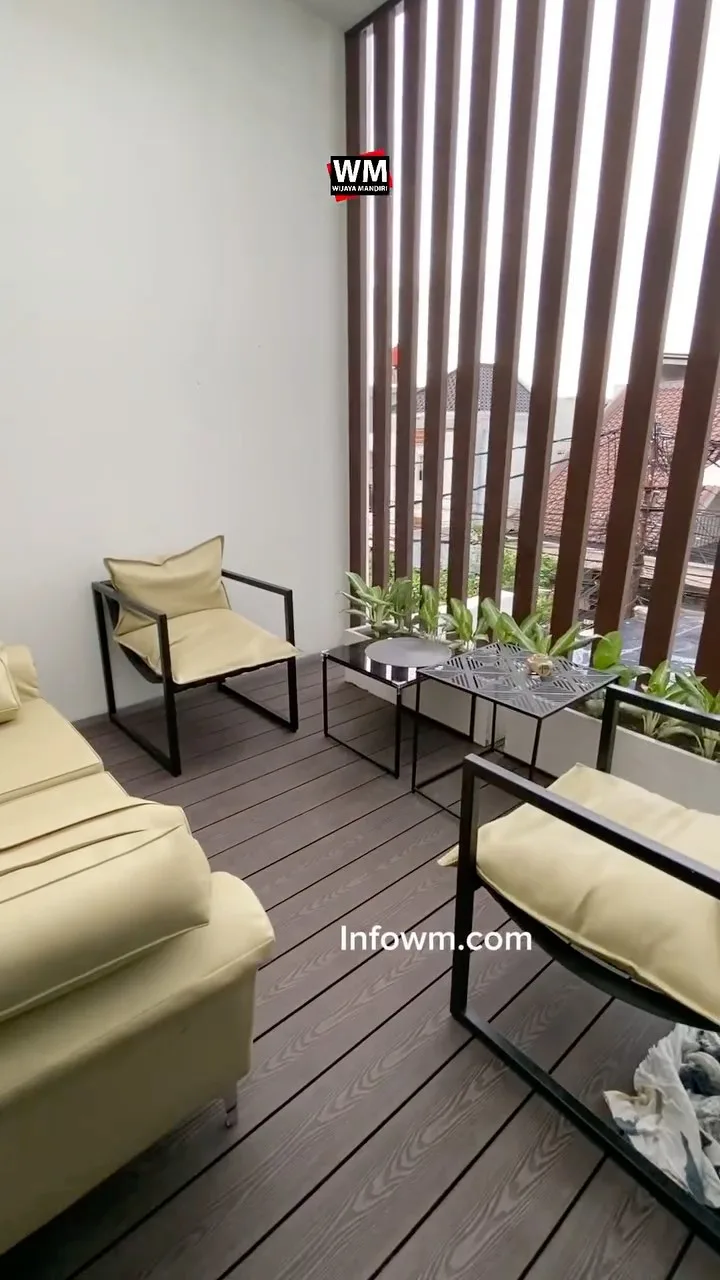 Cuplikan video: Balkon dengan lantai decking WPC cokelat tua
