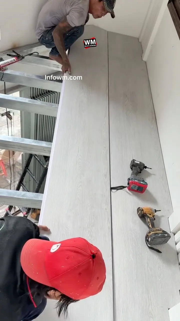 Cuplikan video: Pemasangan lantai papan abu-abu muda di atas rangka besi mezzanine