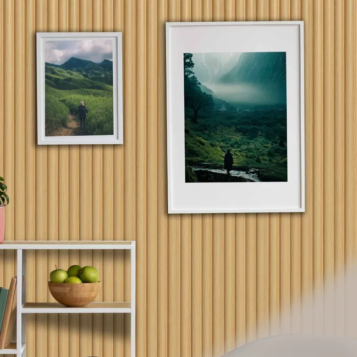 Wall Panel Kisi-kisi Smartpanel Orbit Series warna Kyoto Oak di ruang keluarga