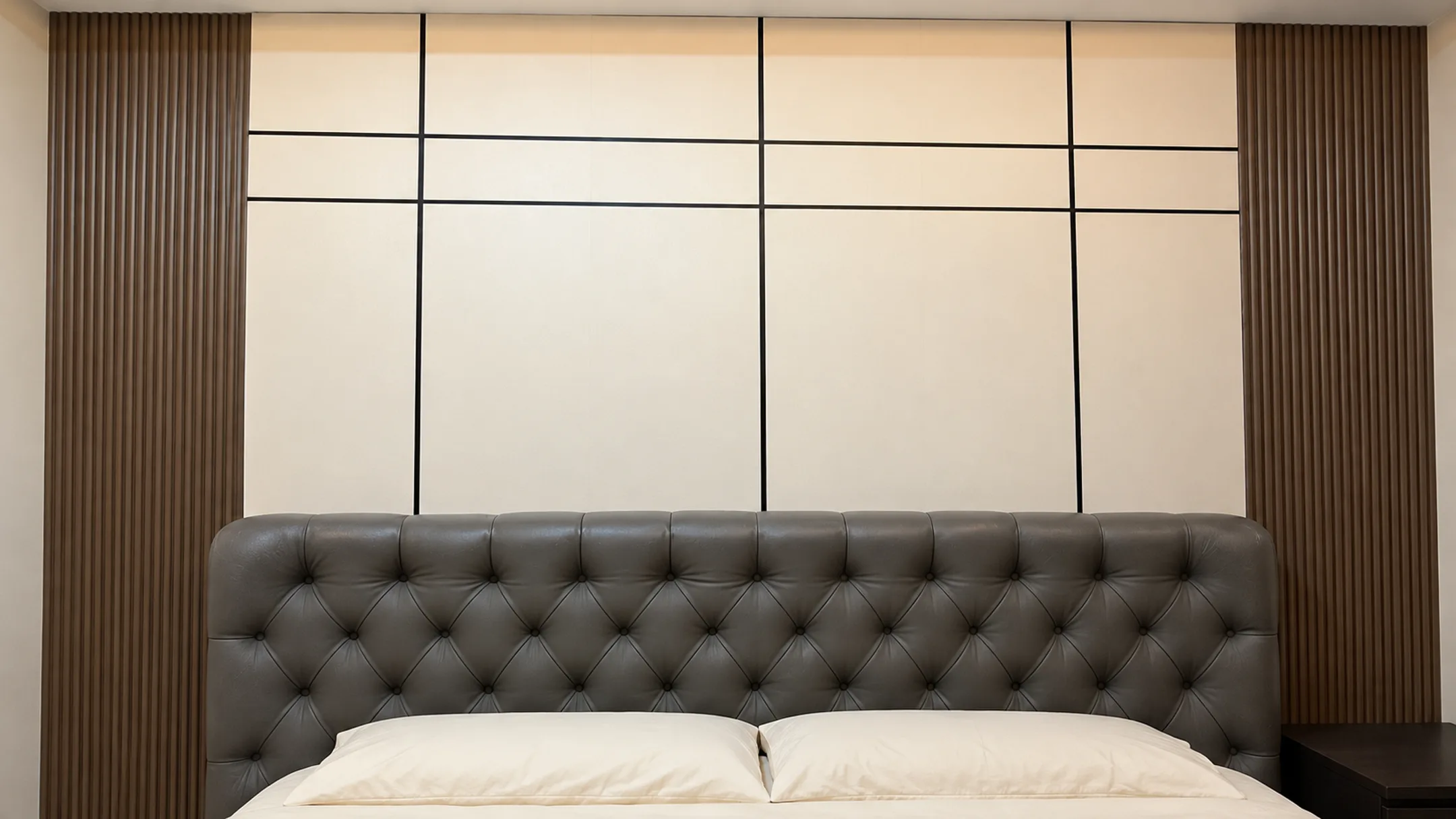 Foto pemasangan dinding belakang ranjang di kamar tidur yang dilapisi wall board lembaran krem dengan panel kisi-kisi cokelat di kedua sisinya